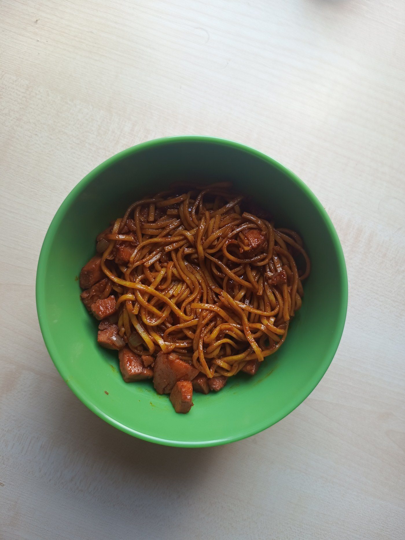 Chilli spaghetti with hot dogs